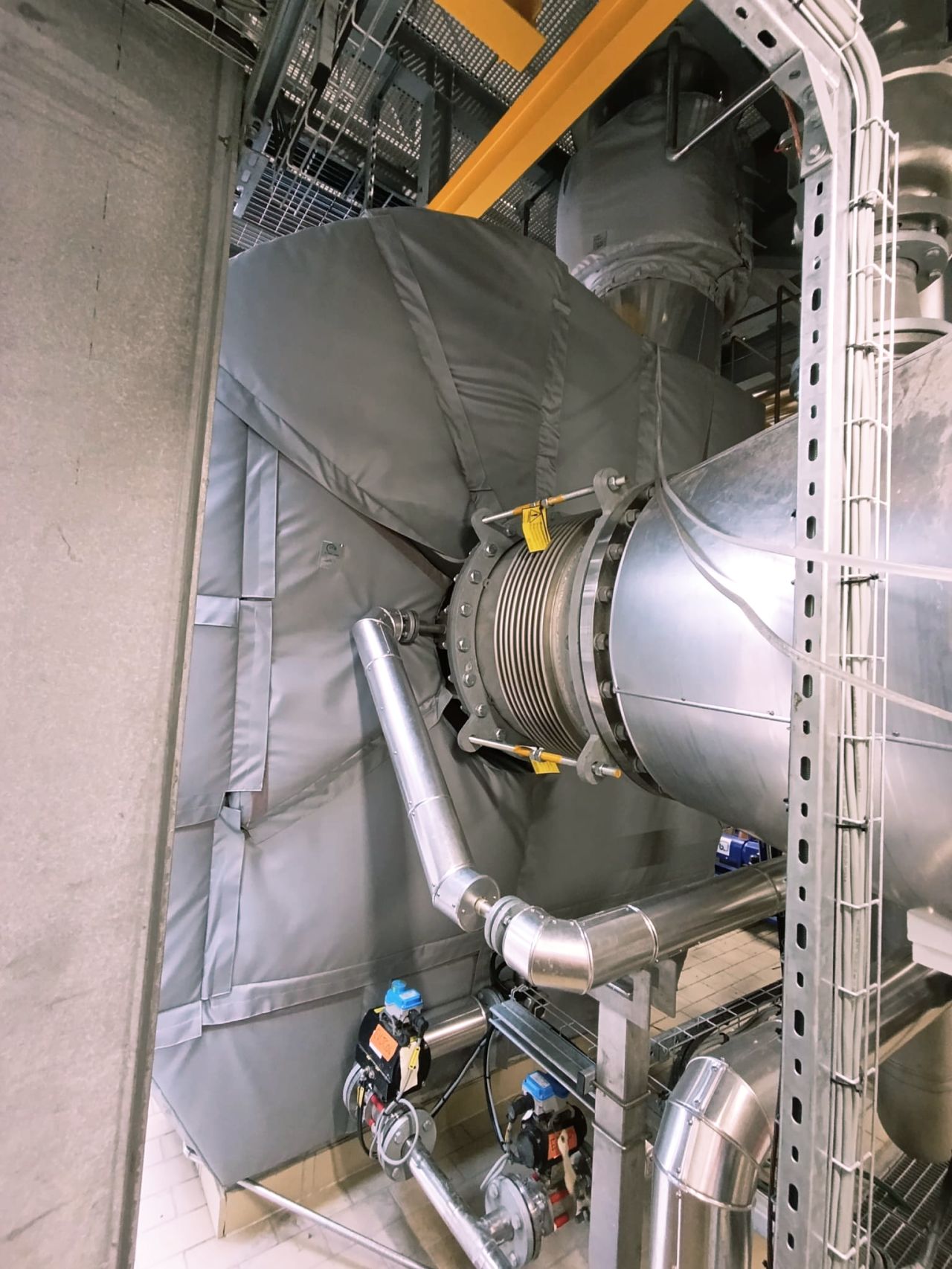 Vue latérale de l’isolation phonique et thermique posée sur un ventilateur industriel par Opterm.