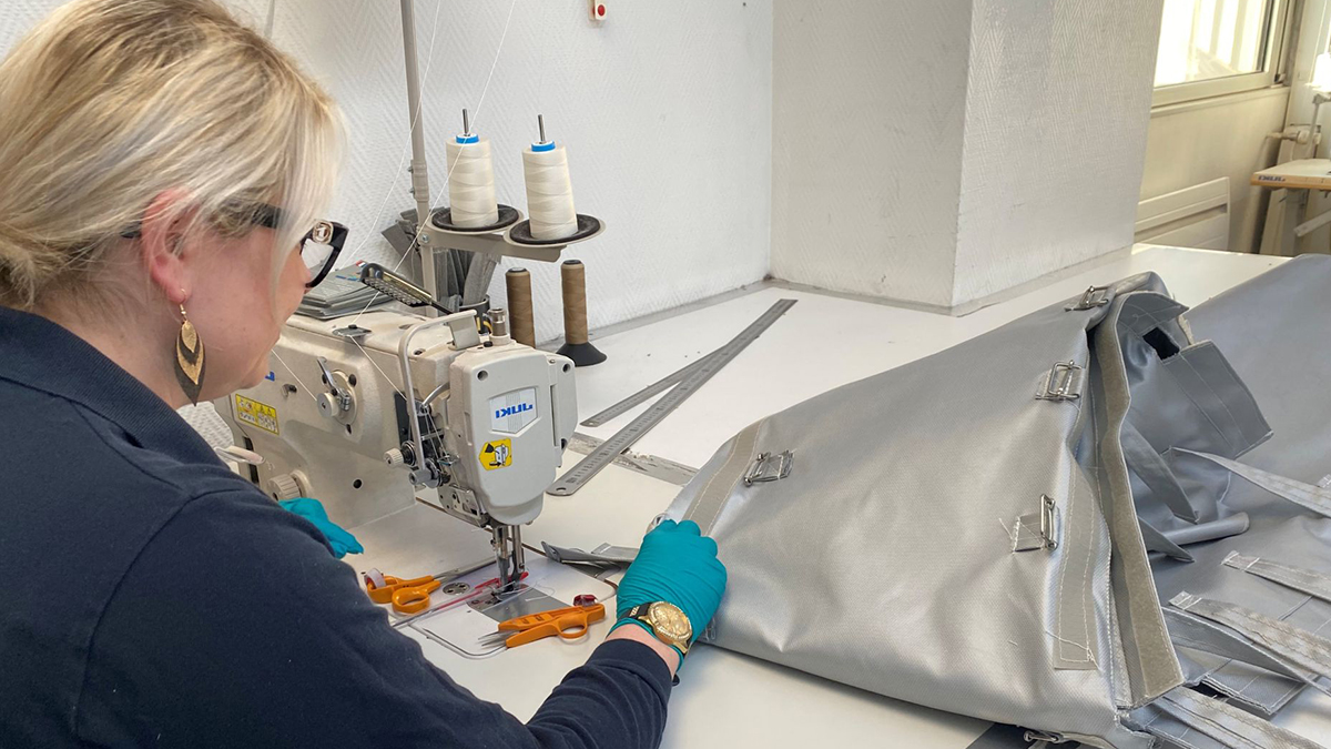 couturière sur une création de matelas isolant