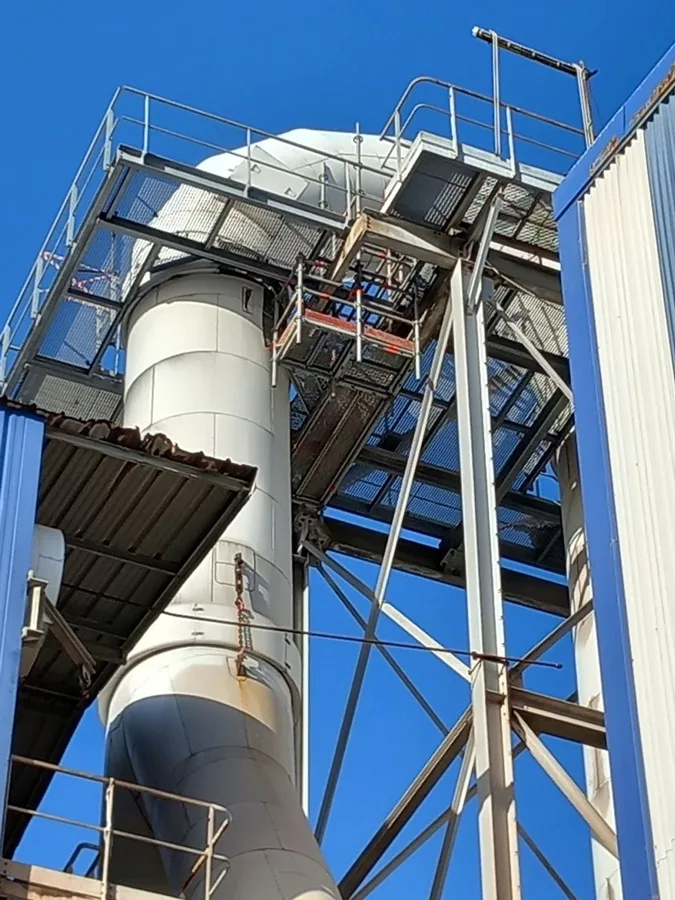 échafaudage industriel suspendu en haut d'une colonne - vue de loin