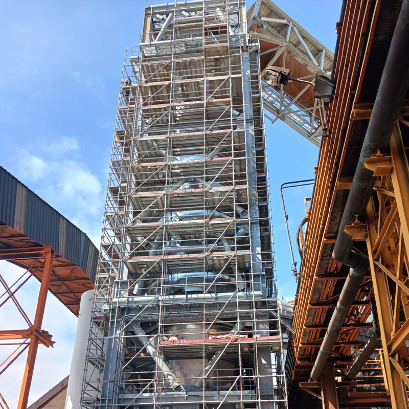 échafaudage complexe pour grande colonne de calorifuge