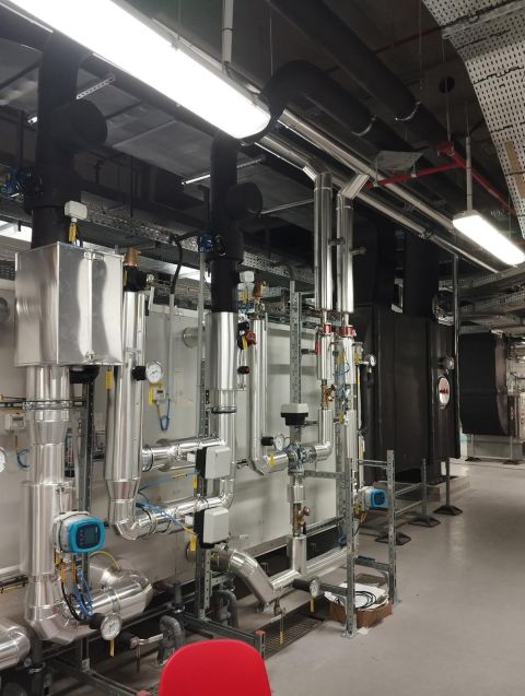 installation industrielle en inox - impact d'un tuyau percé - calorifuge