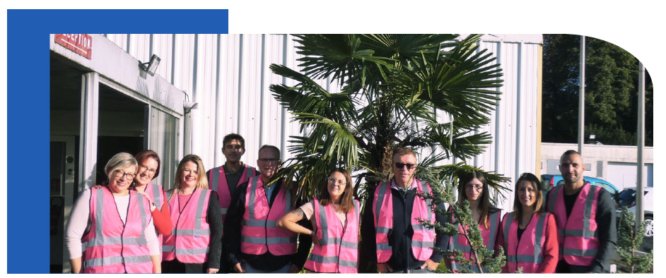 Equipe et Mr Allaert , en gilets roses, pour octobre rose