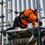 équipier en train de travailler sur un échafaudage suspendu