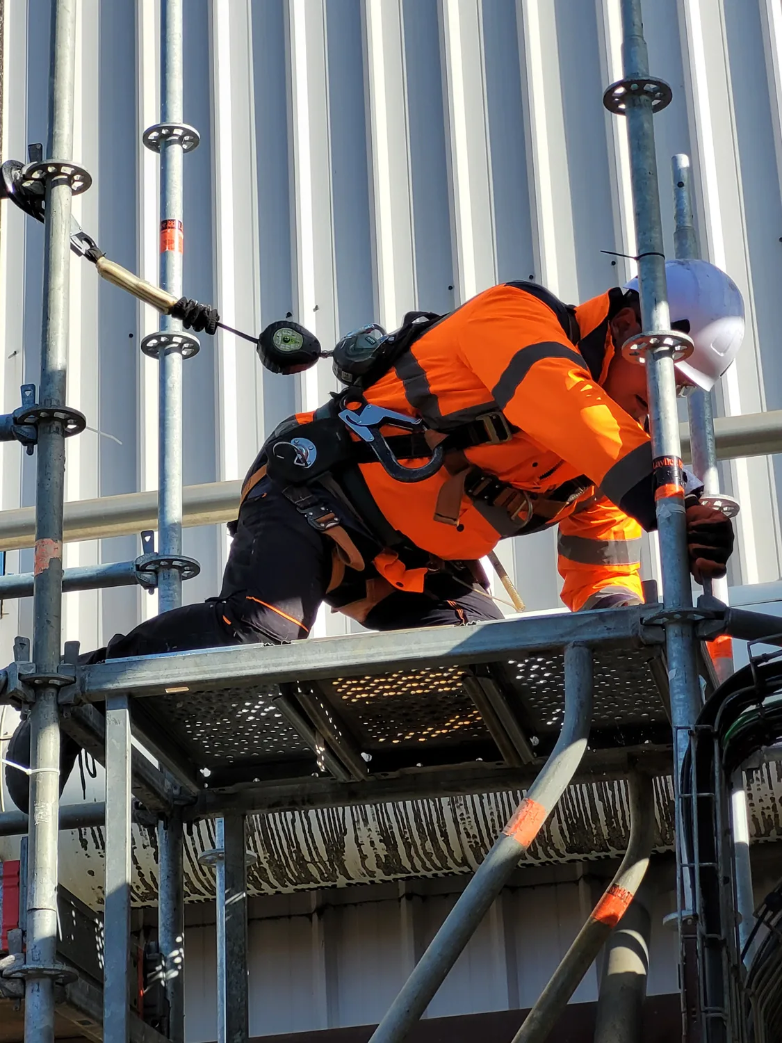 équipier en train de travailler  sur un échafaudage suspendu