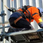 equipier sur un echafaudage suspendu - chantier calorifugeage
